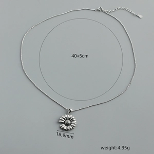 Collana con ciondolo a margherita in argento sterling S925 vintage con catena a sfere su grigio