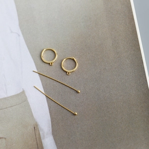 Macro des boucles d'oreilles et tiges en argent S925 doré pour la création de bijoux