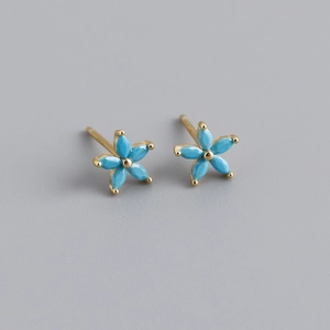 Dettaglio di orecchini a lobo in argento S925 a fiore con pietre blu e oro