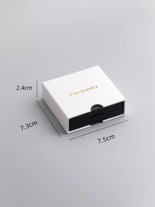Detailweergave van wit juwelendoosje 7,5x7,3x2,4cm met gouden foliebedrukking