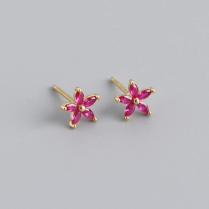 Dettaglio orecchini a fiore in argento S925 con gemme rosse a taglio marquise e oro