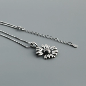 Collana con ciondolo a margherita in argento sterling S925 con catena a sfere elegante