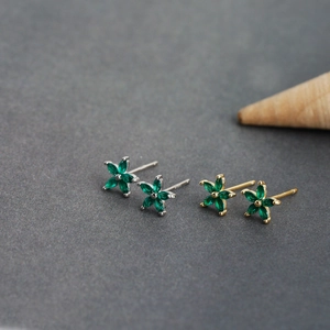 Dettaglio di orecchini a fiore in argento con petali in zircone verde dal taglio marquise