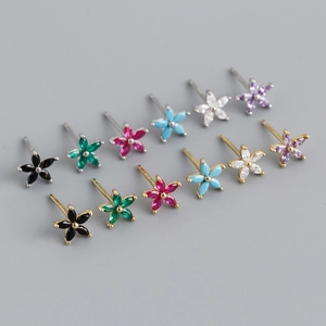 Dettaglio degli orecchini a lobo a forma di fiore di prugna in argento S925 vari colori