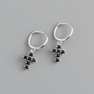 Détail de boucles d'oreilles créoles en argent S925 avec croix et pierres noires