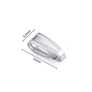 Dettaglio di un gancio in acciaio inossidabile argento lungo 11 mm e largo 4,2 mm