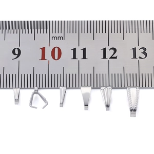 Ganci a clip in acciaio inossidabile di varie dimensioni per ciondoli su sfondo bianco