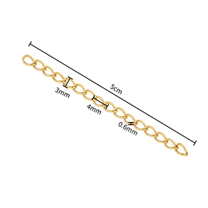 Vista de detalle de cadena de extensión de oro de 5cm con eslabones de gota de 4mm