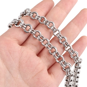 Detail van een zilveren roestvrijstalen dubbele ringketting met gepolijste afwerking