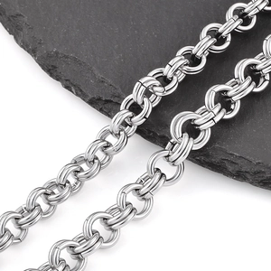Macro-opname van duurzame zilverkleurige roestvrijstalen ketting met dubbele schakels