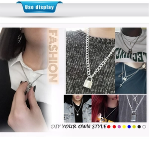 Macro-opname van gepolijste roestvrijstalen hangsloten in diverse kleuren voor DIY sieraden