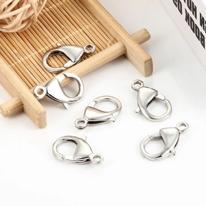 Fermoirs mousquetons en acier inoxydable poli pour bijoux DIY sur plateau bambou