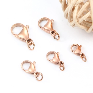 Vue détaillée de cinq fermoirs mousquetons en acier inoxydable rose doré pour bijoux