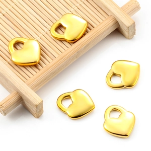 Detalle de cinco dijes de corazón en acero inoxidable chapado en oro de 18K para joyería DIY