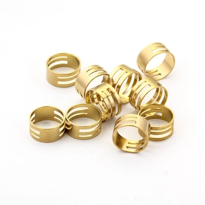 Set de anillos abiertos de latón dorado con diseño minimalista de triple hueco