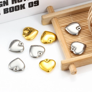 Pendentifs en Forme de Cœur en Acier Inoxydable Poli Or 18K Acier Accessoires de Bijoux DIY Breloques en Cœur
