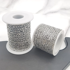 Détail macro de chaînes Figaro et Gourmette sur bobines pour la création de bijoux DIY