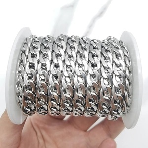 Gros plan d'une chaîne cubaine de 7mm en acier inoxydable sur bobine pour bijoux