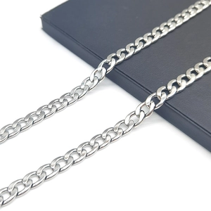 Collier maille cubaine de 7mm en acier inoxydable argenté sur boîte à bijoux