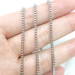 Collana a catena veneziana in acciaio inossidabile argento tenuta per i dettagli