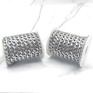 Vue macro de chaînes gourmettes en acier inoxydable de 7mm pour la création de bijoux