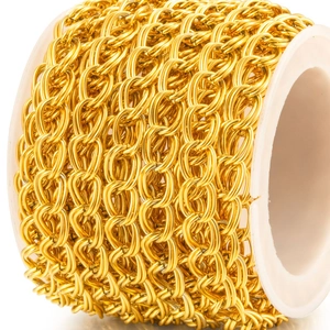 Détail macro d'une chaîne en acier inoxydable doré à double tissage sur bobine