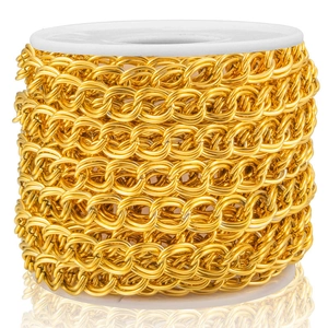 Détail d'une chaîne tressée en acier inoxydable doré sur rouleau pour bijoux