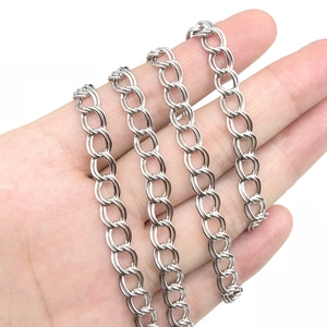 Chaîne à maillons doubles tissés en acier inoxydable présentée sur main pour bijoux