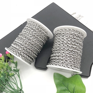 Detailopname van zilveren roestvrijstalen schakelkettingen op spoelen voor DIY-sieraden