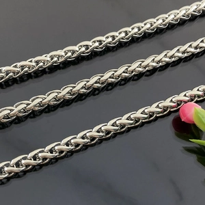 Macro-opname van een zilveren roestvrijstalen tarweketting met gepolijste textuur