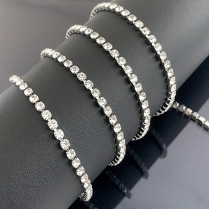 Glinsterende zilveren tennisarmband met zirkonia gezet in een klassiek vier-klauw kettingontwerp