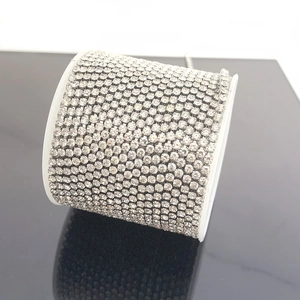 Detailopname van strass-ketting met hoge dichtheid op een spoel voor DIY-sieraden