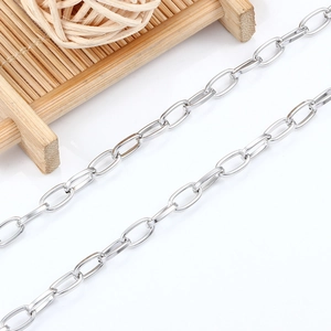 Cadena de acero inoxidable pulido en bandeja de bambú con decoración naturalista