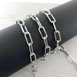 Détail d'une chaîne trombone en acier inoxydable 304 poli argenté sur support