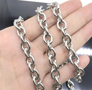 Dettaglio di una spessa catena O in acciaio inossidabile argento nella mano