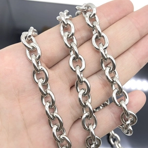Catena a maglie ovali in acciaio inossidabile lucido color argento in mano