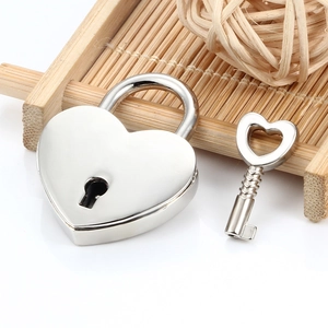 Set lucchetto a forma di cuore e chiave lucida su sfondo di bambù naturale