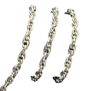 Cadena cuadrada trenzada de acero inoxidable plateado con diseño de eslabones múltiples