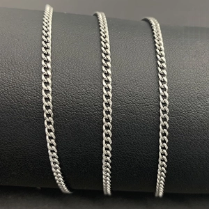 Chaîne gourmette en acier inoxydable argenté brillant sur un support de bijoux noir