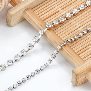 Collier en chaîne à griffes avec strass de 3mm en acier poli sur support en bois