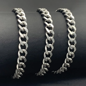 Chaînes à maillons cubains en acier inoxydable argenté 7mm 8mm sur un support noir