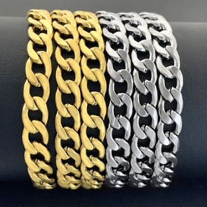Dettaglio di catene NK da 7mm in acciaio inox oro e argento su espositore scuro
