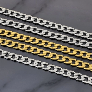 Dettaglio di catene cubane da 7mm color oro e argento su base in marmo nero