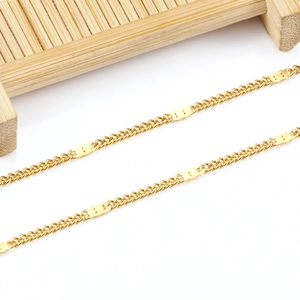Detailopname van de vergulde roestvrijstalen ketting met ronde ringen en platte schakels