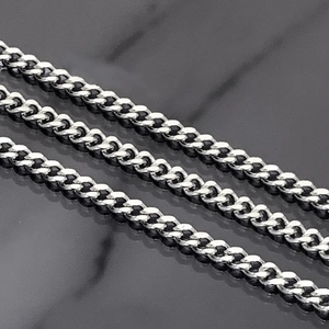 Catena a maglia cubana in acciaio inossidabile argento per collane fai da te, vista macro