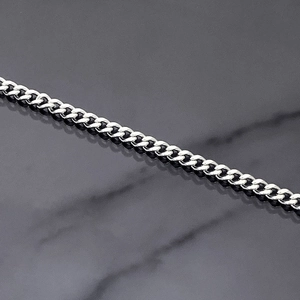 Dettaglio macro della catena a maglia groumette in acciaio inossidabile lucido finitura argento