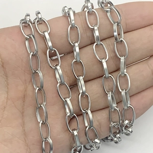Catena a maglie ovali piatte in acciaio inossidabile per collane fai da te sulla mano