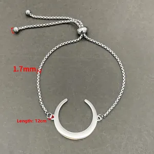 Detail van verstelbare maan-armband met boxketting van 1,7 mm dikte en 12 cm lengte