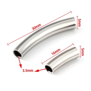 Détail de tubes incurvés en acier inoxydable poli de 16 mm et 30 mm de long