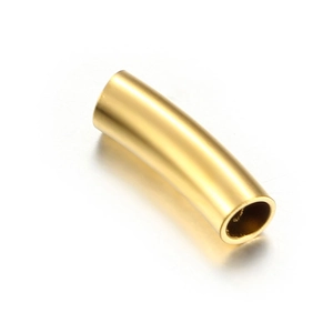 Vue macro des perles en tube incurvé en acier inoxydable doré pour création de bijoux DIY